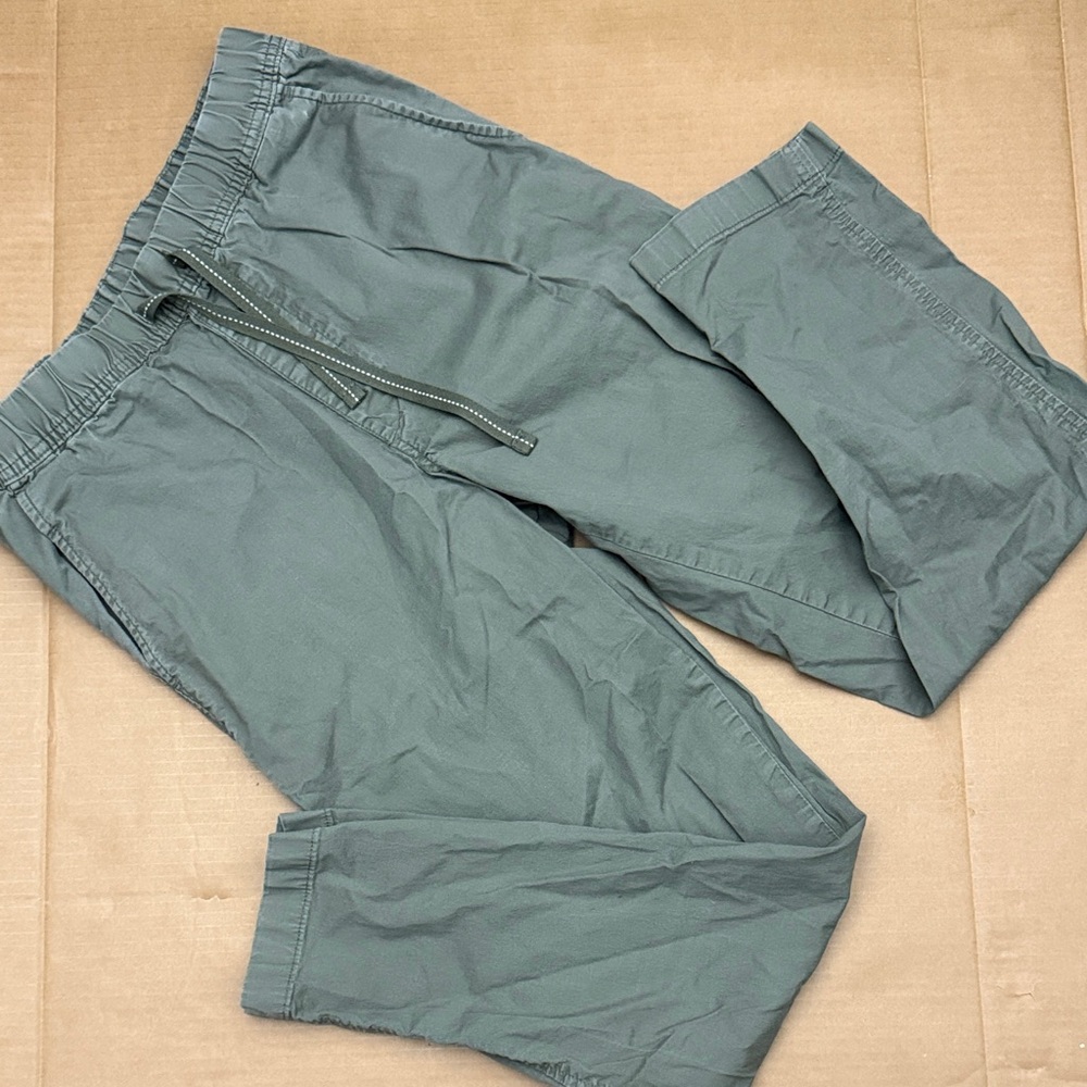 EUC Uniqlo Men's Chinos with elastic waist  in Olive